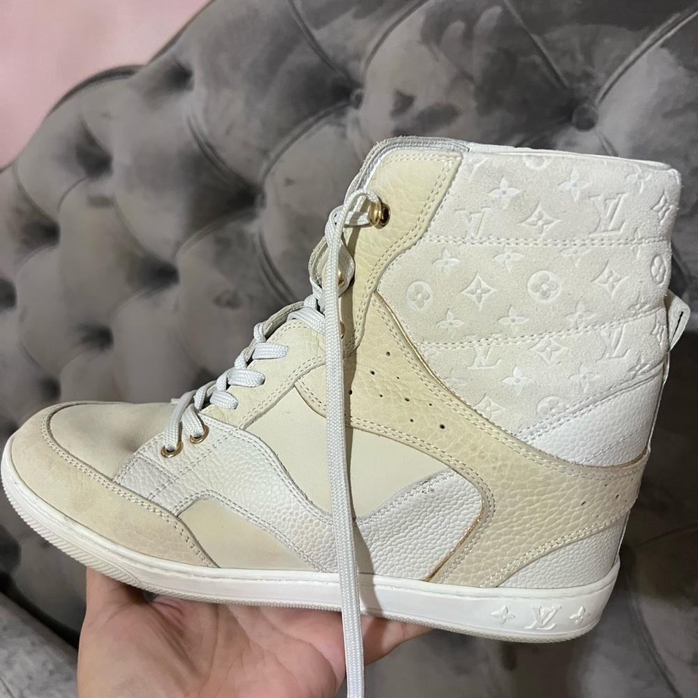 Insole heeled high top tennis